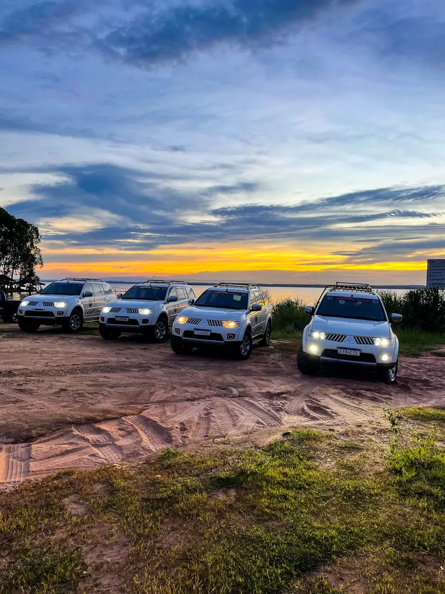 Frota 4x4 da Nativos ao entardecer