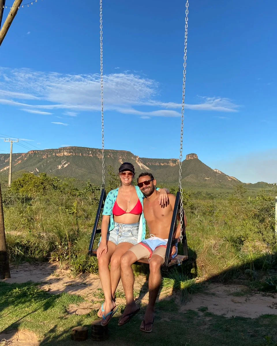 Bruna y Rodrigo en un columpio, con la sierra del Jalapão al fondo
