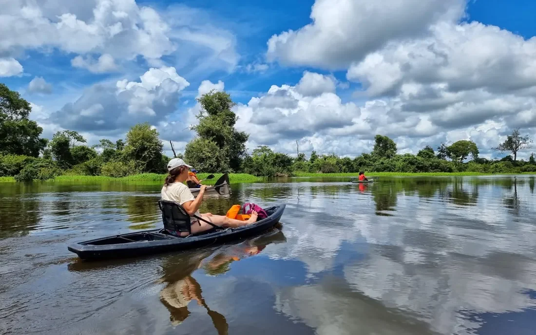 Canoa no Rio do Coco, no Cantão, com a mata alagada ao fundo