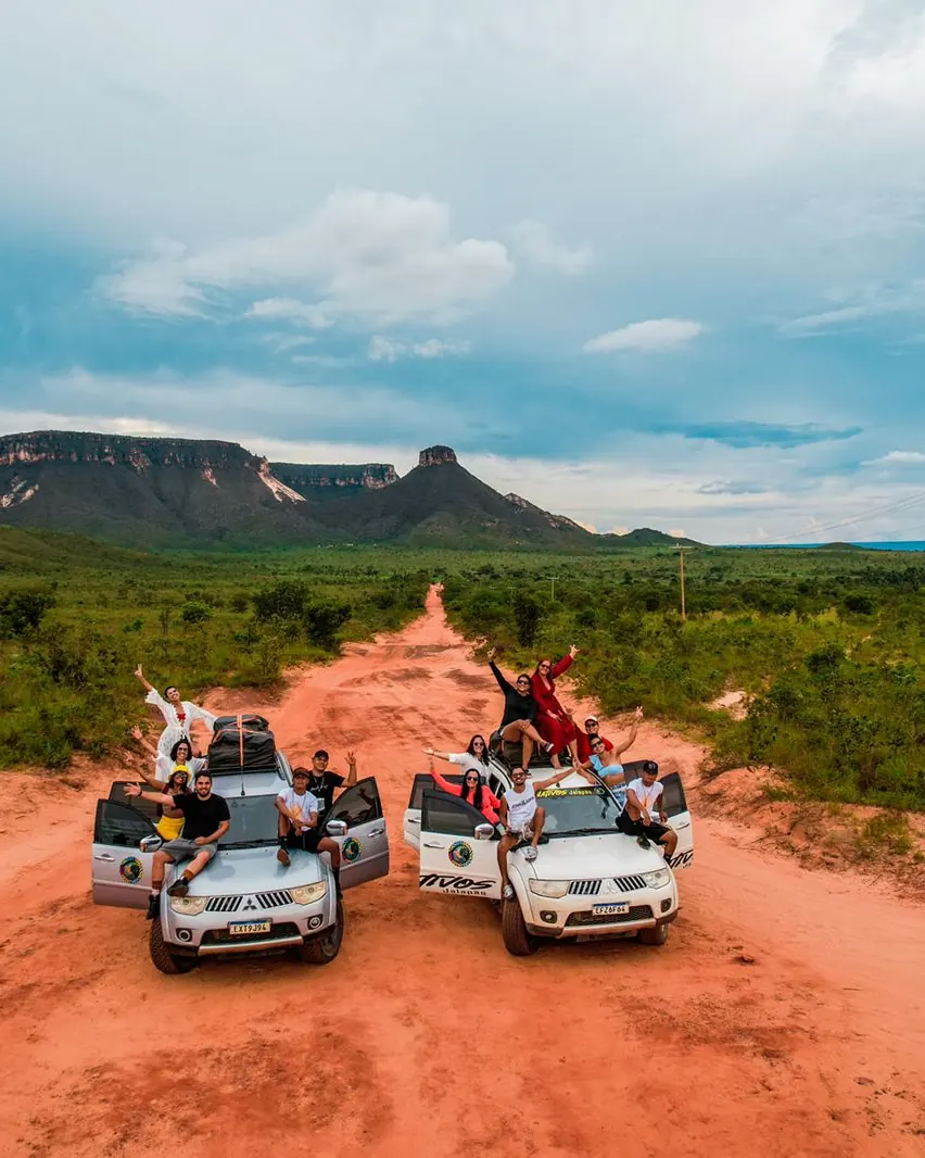 Equipo y viajeros de Nativos sobre los 4x4, en un camino de tierra del Jalapão