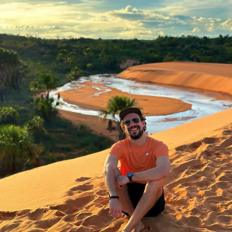 Traveler at the top of a Jalapão dune