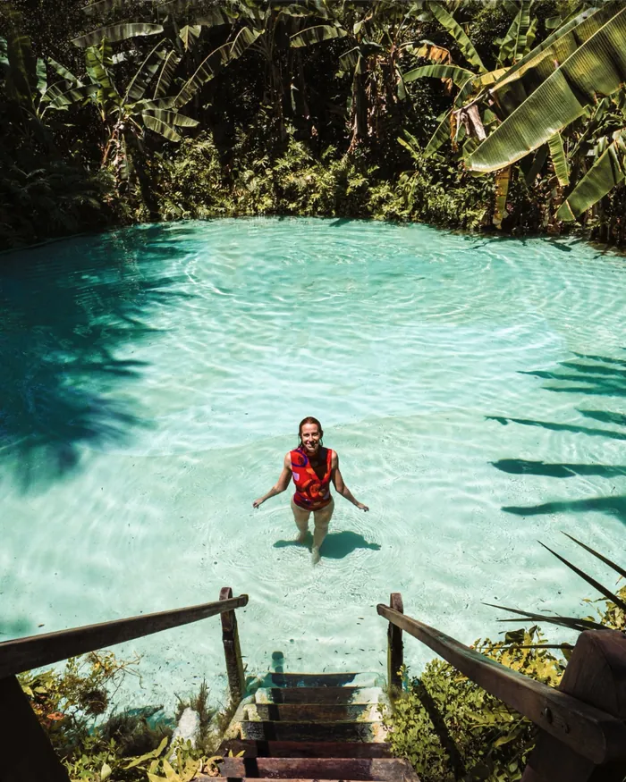 Traveler in a blue-water fervedouro